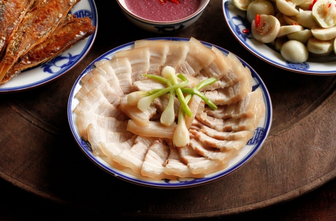 Thịt ba chỉ luộc. Ảnh: Bùi Thủy