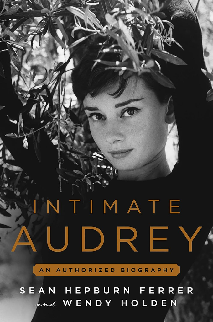 Bìa quyển Intimate Audrey. Ảnh: Grand Central Publishing