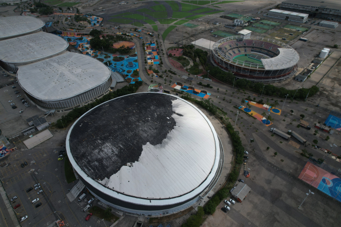 Một phần mái vòm của nhà thi đấu bị cháy đen sau vụ hỏa hoạn. Ảnh: Reuters