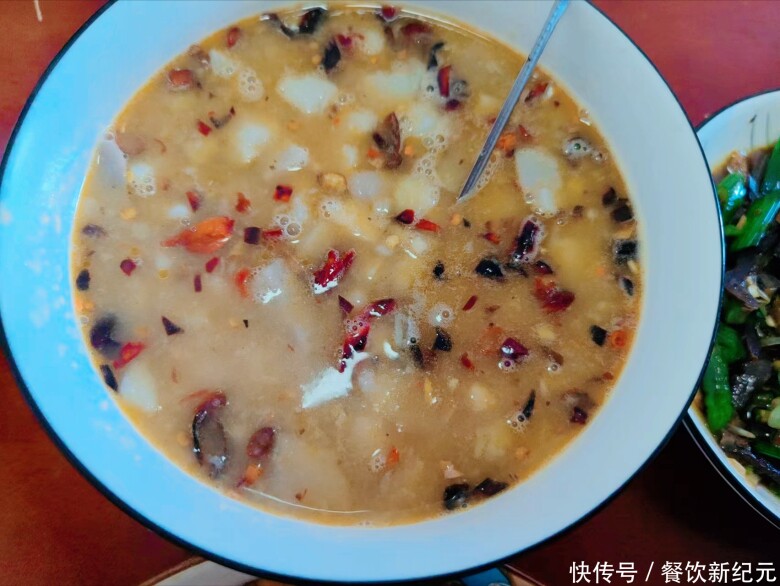 Mẹ chồng nấu cơm thịnh soạn 4 món cho con dâu mang bầu, nhìn kĩ từng món nhiều người lo - 2