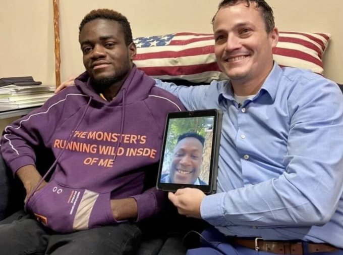 Ông Stephen Ira Adams (phải) và Isaac, em trai của Anderson ở bang Louisiana (Mỹ). Ảnh: CBS News