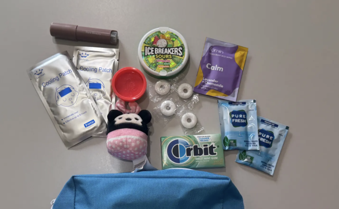 Các vật dụng bên trong túi lo âu của một Gen Z Mỹ. Ảnh: NY Post