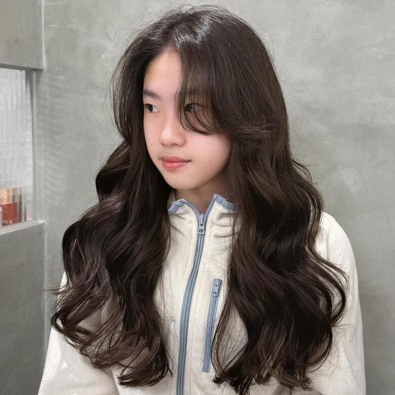 Kiểu tóc uốn xoăn đẹp amp;#34;thần thánhamp;#34; chị em không nên bỏ lỡ năm 2026, giúp sửa mọi khuyết điểm trên mặt - 5