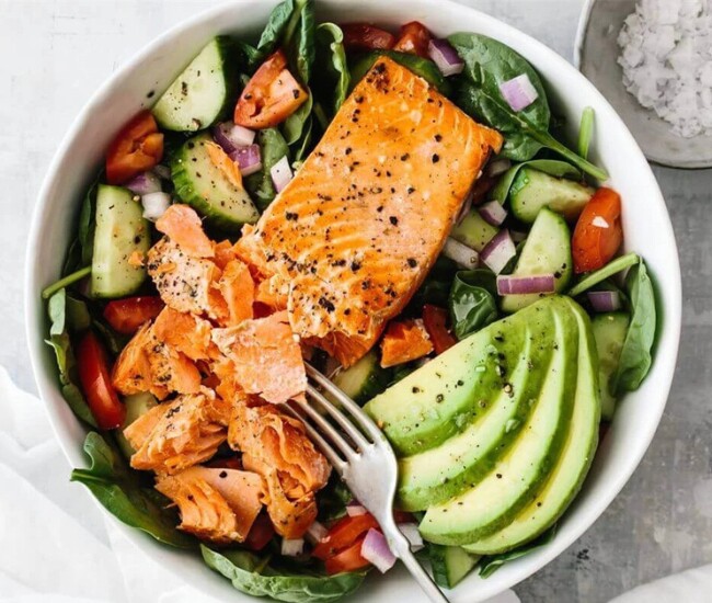 Cá hồi giàu omega-3 giúp duy trì độ ẩm, tăng độ đàn hồi và giảm viêm cho da. Ngoài ra, protein và vitamin D trong cá hồi còn hỗ trợ tái tạo tế bào, giúp làn da khỏe mạnh, căng mịn và hạn chế dấu hiệu lão hóa sớm.