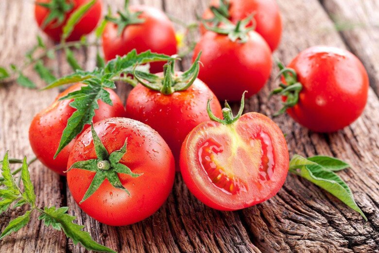 Cà chua giàu lycopene giúp bảo vệ da trước tác hại của tia UV và môi trường. Vitamin C trong cà chua còn hỗ trợ làm sáng da, giảm thâm và cải thiện sắc tố, giúp làn da đều màu, rạng rỡ và trông trẻ trung hơn.