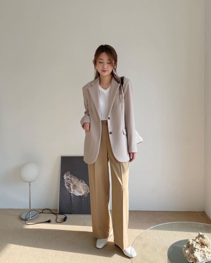 Blazer pastel kết hợp quần âu mang lại vẻ ngoài thanh lịch nhưng không nhàm chán. Gam màu sáng giúp set đồ trở nên nhẹ nhàng hơn. Khi phối cùng áo basic và sơ vin gọn gàng, tổng thể trông chỉn chu, phù hợp môi trường công sở hiện đại.