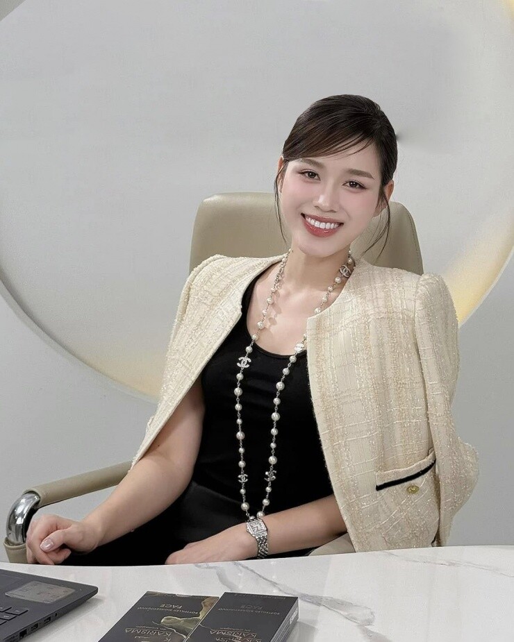 Nhiều dâu hào môn Việt như Đặng Thu Thảo, Đỗ Mỹ Linh hay Đỗ Thị Hà thường xuyên lựa chọn áo khoác tweed. Họ ưu tiên cách phối tối giản, tinh tế để tôn lên chất liệu. Nhờ đó, tổng thể luôn toát lên vẻ sang trọng và khí chất quý cô.