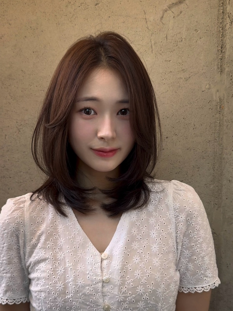 Tóc ngắn layer đuôi cụp tạo độ bồng bềnh tự nhiên, giúp mái tóc trông dày và có sức sống hơn. Phần đuôi cụp giúp tổng thể gọn gàng, đồng thời khiến gương mặt thanh thoát, phù hợp với tóc mỏng hoặc khuôn mặt tròn.