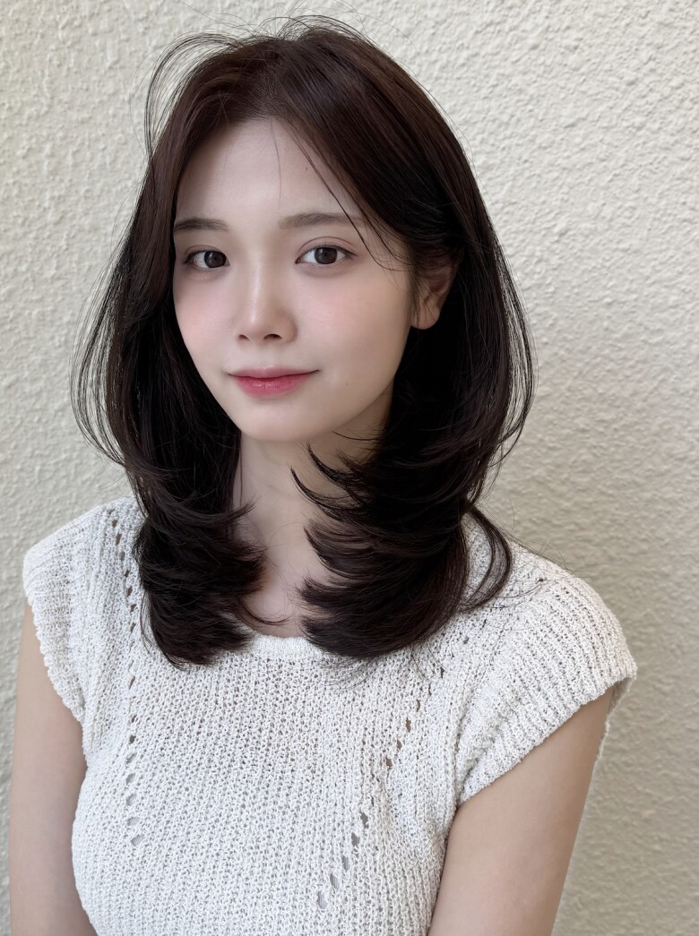 Tóc ngang vai đuôi cụp là lựa chọn dễ ứng dụng, giúp gương mặt trở nên mềm mại và cân đối hơn. Độ dài vừa phải kết hợp đuôi cụp giúp diện mạo chỉn chu, trẻ trung, phù hợp cả đi làm lẫn đi chơi.