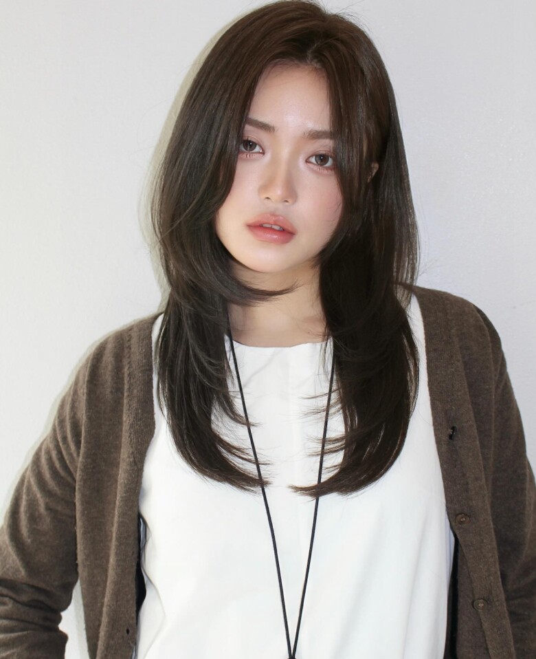 Tóc ngôi lệch đuôi cụp giúp tạo độ phồng tự nhiên, khiến mái tóc trông dày hơn. Kiểu tóc này còn giúp gương mặt cân đối, có chiều sâu, đặc biệt phù hợp với mặt tròn hoặc mặt vuông cần tạo hiệu ứng thon gọn.