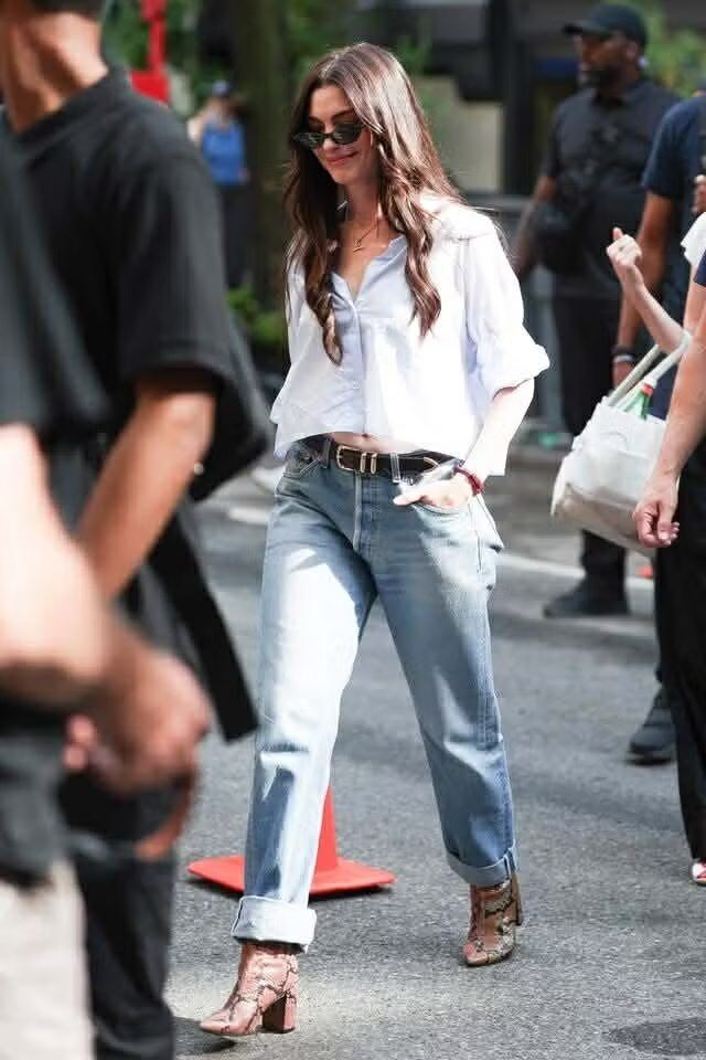 Sơ mi trắng và quần jeans chắc chắn ai cũng có, phối thêm thắt lưng da cổ điển, dây chuyền mảnh và bốt da rắn là trông nâng tầm hẳn.