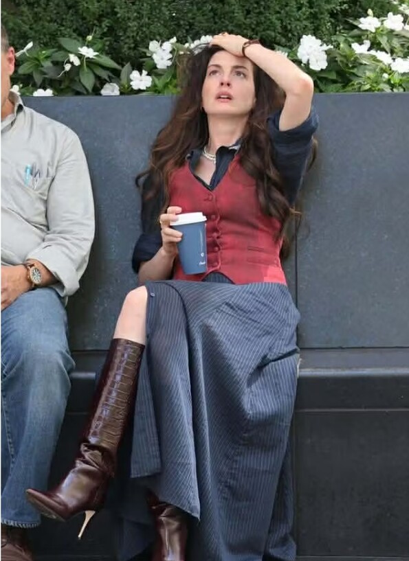 Đầm dáng sơ mi sẽ hết nhàm chán ngay khi thêm vào áo ghi lê đậm màu.