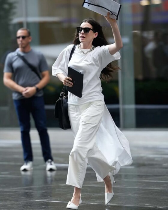 Áo thun trắng quen thuộc, chỉ cần thêm sợi dây chuyền là trở nên phong cách hơn liền.