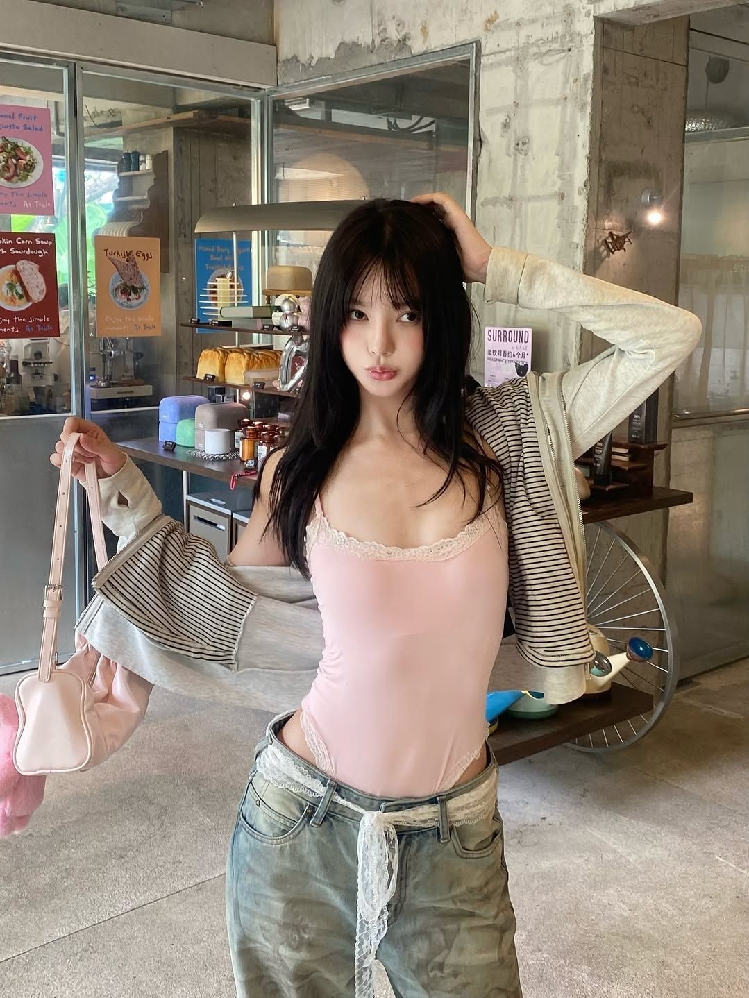 Theo WWW, bodysuit khoét hông cao theo kiểu thập niên 1980 tiếp tục là một trong những thiết kế được giới trẻ lựa chọn nhiều nhất mùa nóng năm nay. Trên TikTok, các video chia sẻ cách mặc món đồ này thu hút hàng trăm nghìn lượt yêu thích.