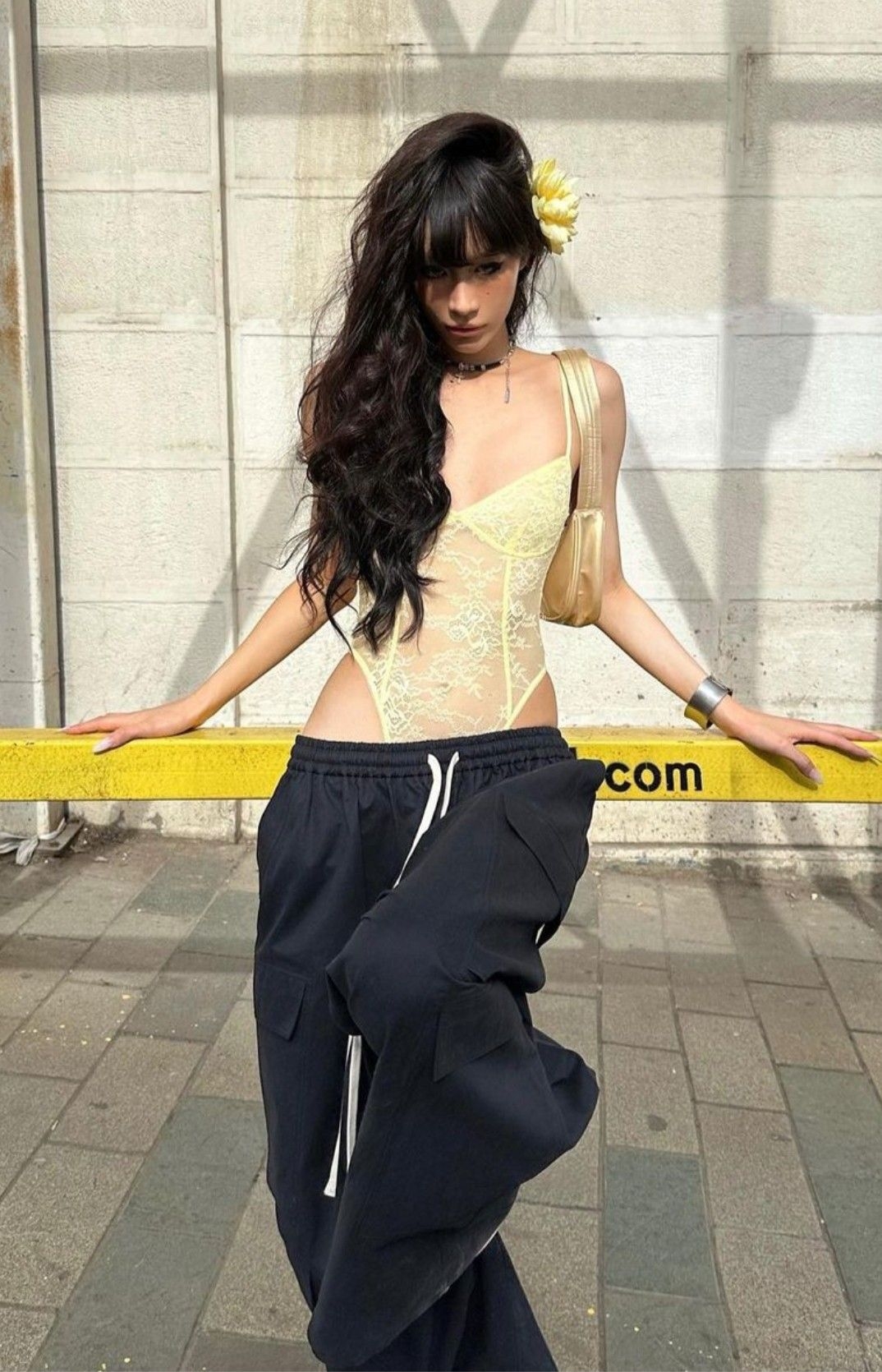 Áo thường được kết hợp với quần cạp trễ hoặc váy kéo tụt để làm lộ đường xẻ sâu.