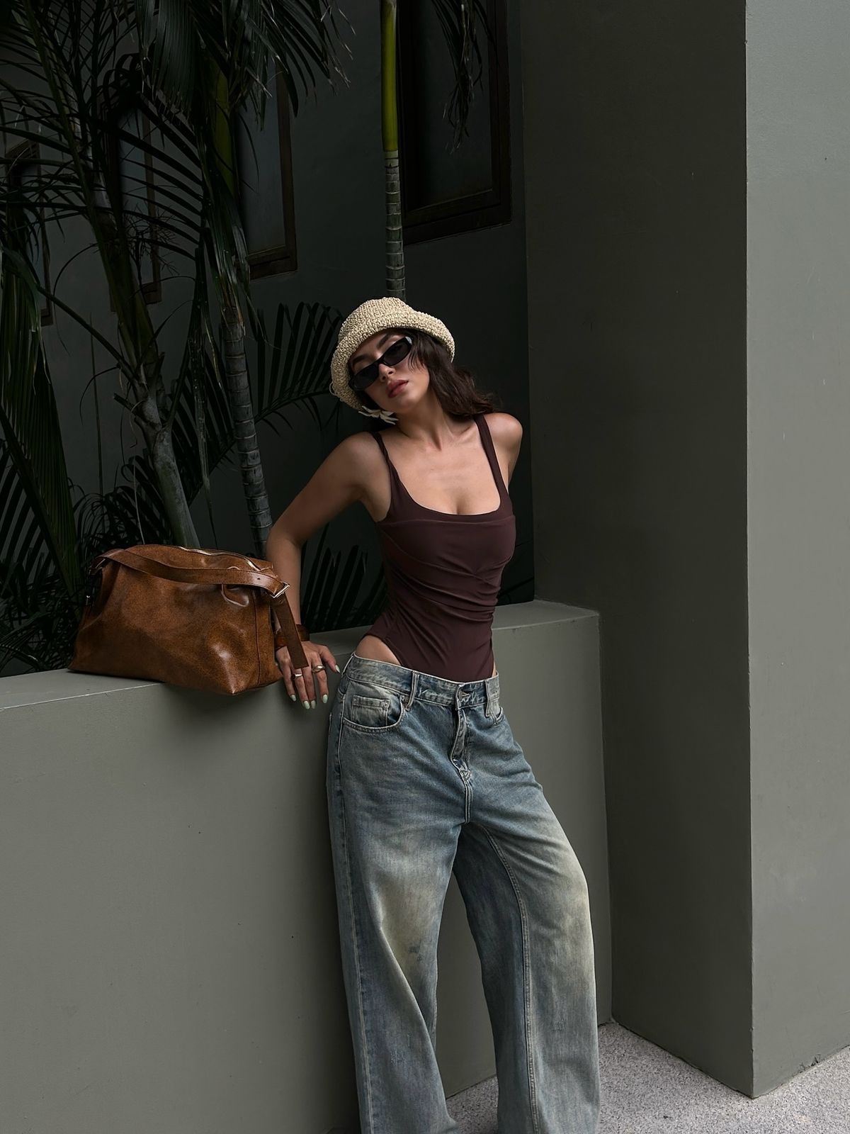 Một chiếc áo dáng này có giá dao động 180.000-350.000 đồng. Chất liệu thịnh hành gồm thun co giãn, ren.