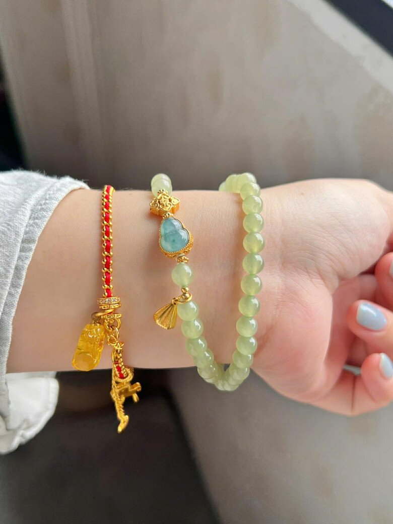 Phỉ thúy có màu sáng, độ trong cao và bề mặt bóng như kính. Ngọc bích thường đục hơn, màu dịu và ánh mỡ nhẹ. Khi cầm, phỉ thúy nặng và chắc tay hơn. Tuy nhiên, nên kiểm định để đảm bảo chính xác khi mua.