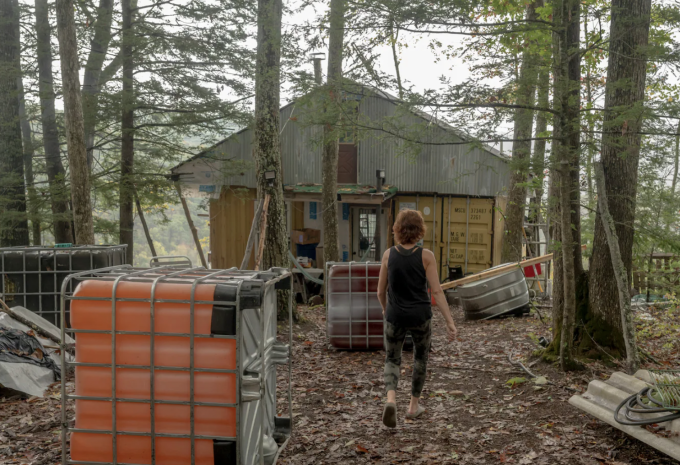 Audra Bogacik trước ngôi nhà nằm trong rừng Pocahontas, bang Virginia, Mỹ. Ảnh: Washington Post)