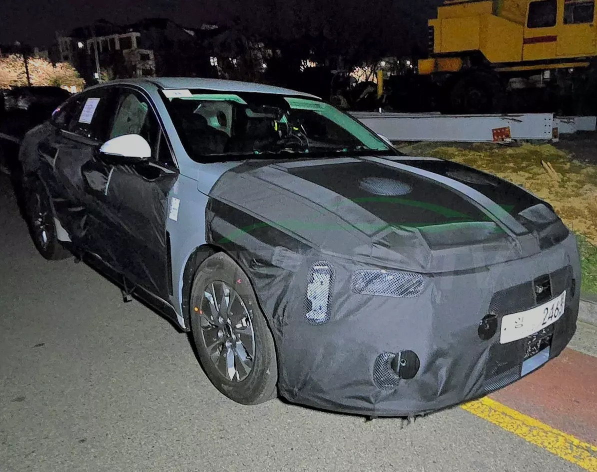 Kia K5 chốt lịch ra mắt bản nâng cấp lớn: Không chỉ thay đổi thiết kế mà còn thêm hybrid cạnh tranh Camry- Ảnh 2. Kia K5 chốt lịch ra mắt bản nâng cấp lớn: Không chỉ thay đổi thiết kế mà còn thêm hybrid cạnh tranh Camry- Ảnh 2.