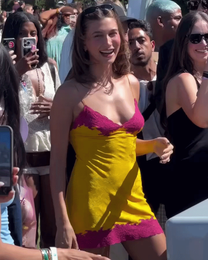 Hailey Bieber diện váy ngủ mỏng manh giữa sa mạc, được gọi là đệ nhất phu nhất của Coachella năm nay- Ảnh 3.