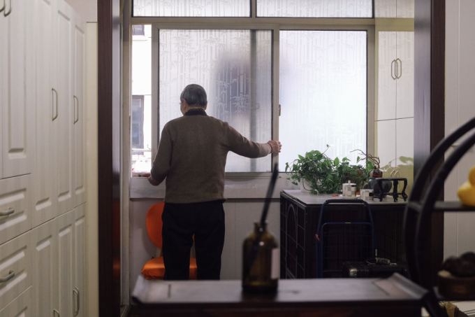 Ông Shi Mingao trong căn hộ ở Thượng Hải. Ảnh: SixthTone