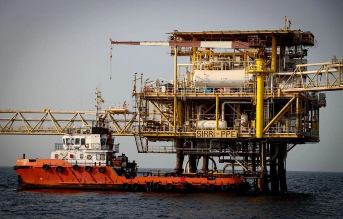 Một tàu neo đậu cạnh giàn khoan dầu ngoài khơi thành phố Ilam của Iran tại vịnh Ba Tư, tháng 9/2025. Ảnh: Iranintl