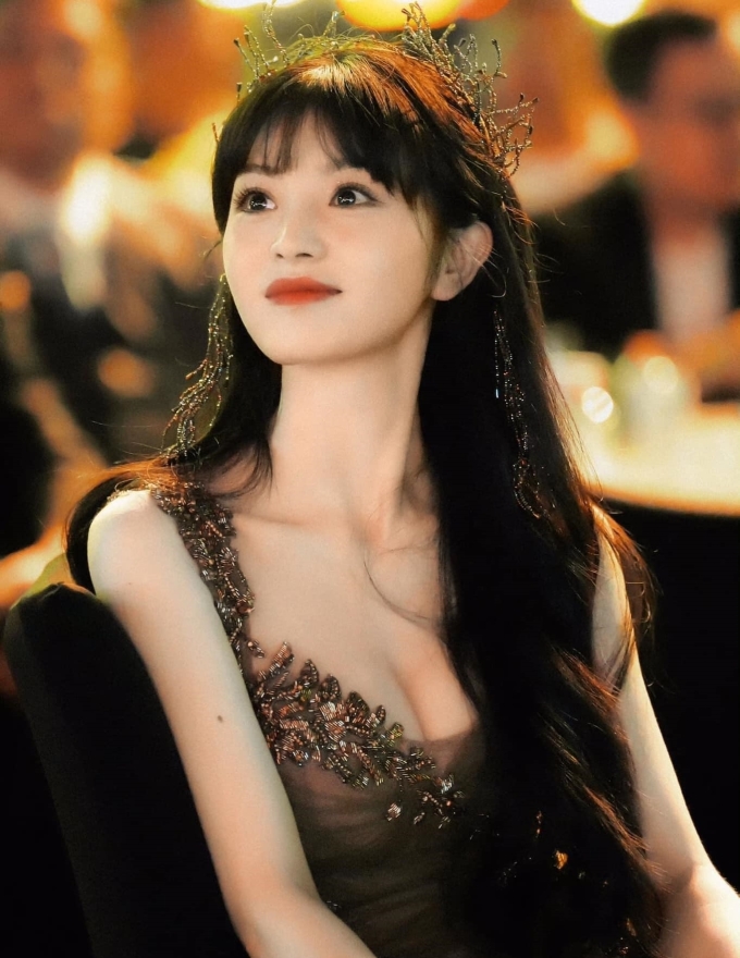 Điểm đáng học hỏi từ Điền Hi Vi là cô duy trì những thói quen đơn giản nhưng đều đặn. Ngủ đủ, ăn uống lành mạnh và dưỡng da kỹ là những yếu tố giúp nữ diễn viên giữ được làn da trắng khỏe trong thời gian dài. Ảnh: Weibo