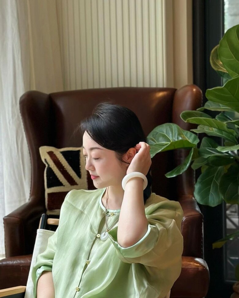 Soi dưới ánh sáng và kiểm tra cảm giác nhiệt là hai cách đơn giản giúp nhận biết ngọc. Phỉ thúy thật có độ trong tự nhiên và luôn mát khi chạm vào, trong khi ngọc giả thường đục, thiếu chiều sâu và nhanh ấm theo nhiệt độ cơ thể.