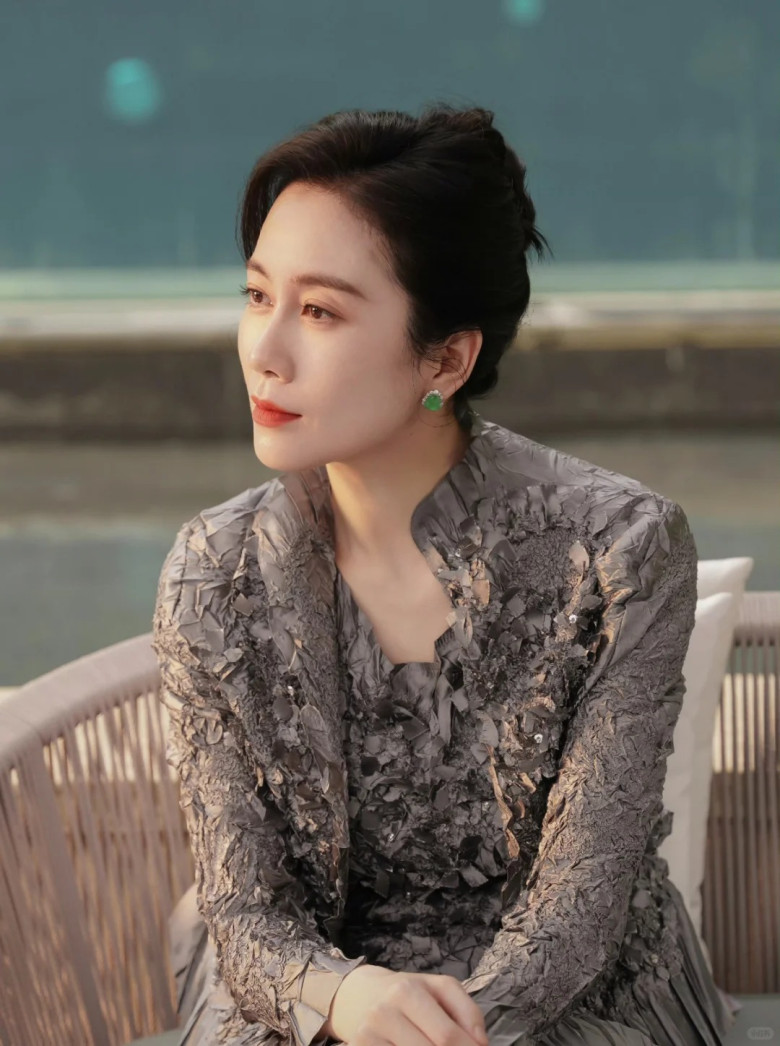 Thị trường ngọc tồn tại nhiều chiêu lừa như nhuộm màu, tẩm nhựa hoặc đánh tráo ngọc bích thành phỉ thúy. Ngoài ra, giá rẻ bất thường và thuật ngữ mập mờ cũng dễ gây hiểu sai. Người mua cần tỉnh táo trước những dấu hiệu này.