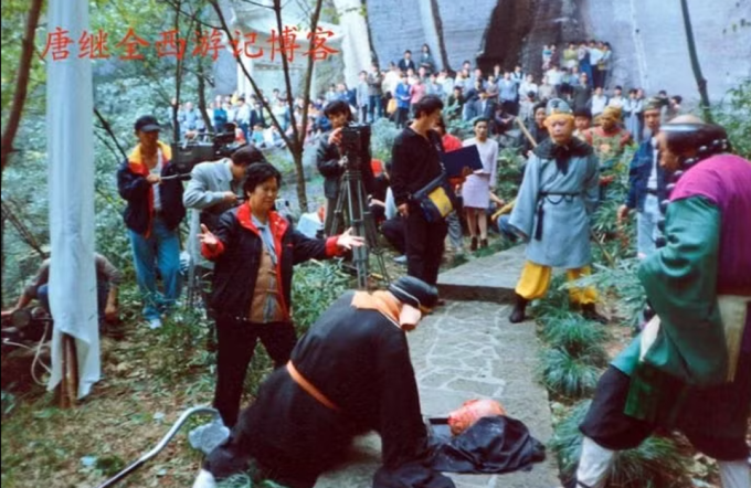 Trư Bát Giới (Mã Đức Hoa thủ vai) đang vồ ếch khi đang đóng phim.