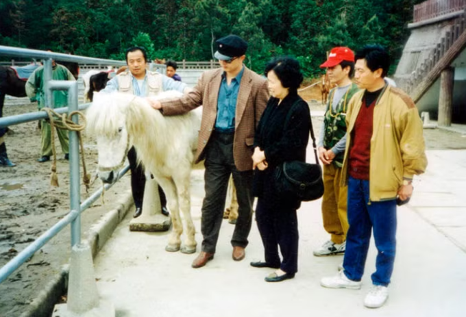 Đoàn phim quay lại thăm Bạch Long Mã sau một thời gian.