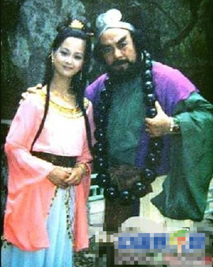 Sa Tăng chụp ảnh với yêu quái.