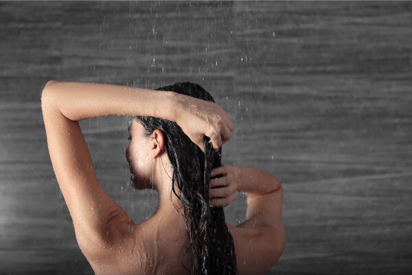 Gội đầu bằng nước không phải là “không làm gì”, mà là làm đúng cách để da đầu tự phục hồi. Kiên nhẫn trong giai đoạn đầu chính là chìa khóa để mái tóc dần khỏe lên từ gốc.