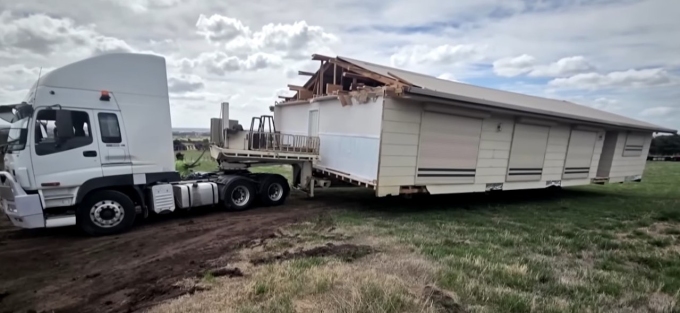 Ngày di chuyển ngôi nhà sang khu đất cách 100 mét. Ảnh: ABC News