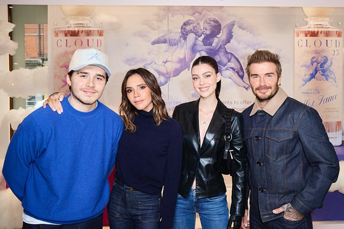 Vợ chồng Beckham tham dự buổi ra mắt thương hiệu xốt ớt của Brooklyn năm 2024. Vợ Brooklyn - Nicola Peltz Beckham - đứng thứ hai từ phải qua. Ảnh: Instagram Victoria Beckham