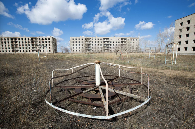 Thị trấn Krasnogorsk bị bỏ hoang nằm cạnh làng Kalachi từ năm 2015 sau khi căn bệnh lạ lan truyền. Ảnh: East2West/Australscope