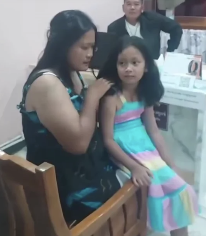 Bé gái 6 tuổi huyện Nong Prue, Thái Lan vô tình bị bố mẹ bỏ rơi tại cây xăng sau chuyến du lịch, ngày 14/4. Ảnh: Đồn cảnh sát Khao Din