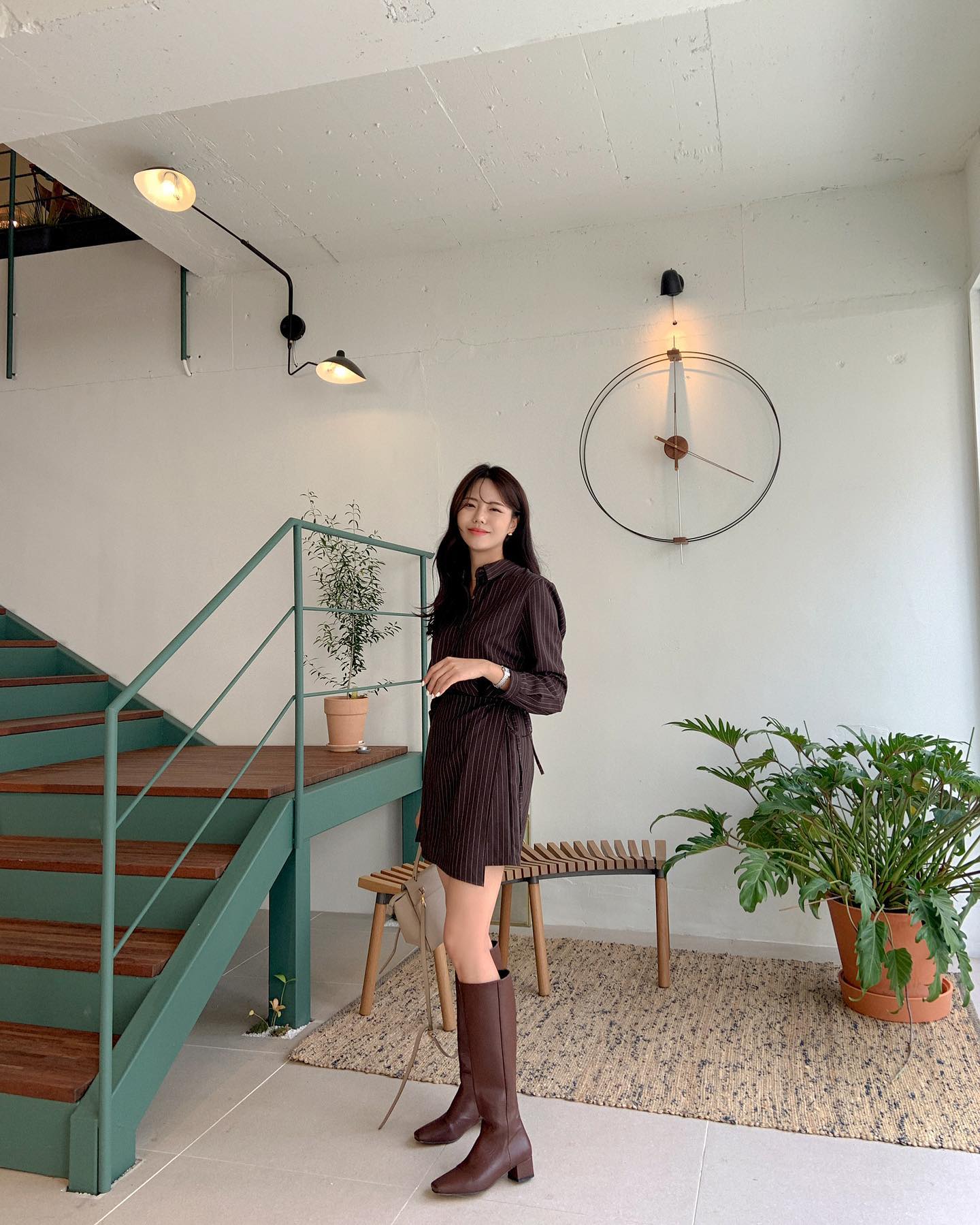 Boots cao cổ tạo đường thẳng liền mạch từ chân lên, giúp đôi chân trông dài và gọn hơn. Khi kết hợp với váy ngắn, item này mang lại vẻ ngoài cá tính, thời thượng, đồng thời giúp outfit trở nên nổi bật và có điểm nhấn rõ rệt hơn.