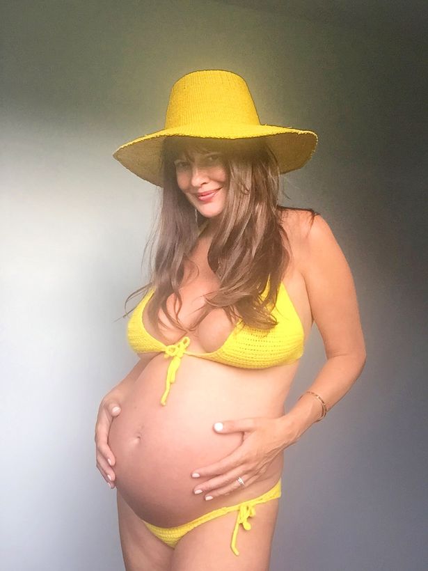 Mẹ bầu đi siêu âm thai, ngạc nhiên thấy em bé trong bụng giơ bàn tay 5 ngón, nghe bác sĩ nói liền xúc động - 1