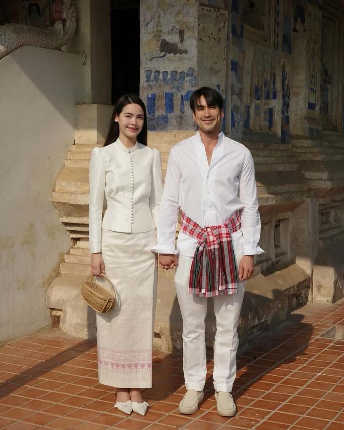 Cặp sao diện trang phục truyền thống trước hôn lễ. Ảnh: Instagram Yaya Urassaya