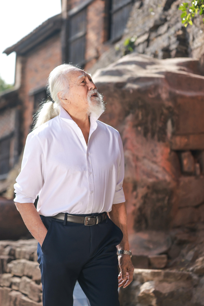 Nhịp sống năng động tuổi 90 của tài tử Ỷ Thiên Đồ Long Ký