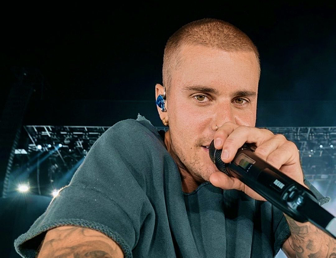 Justin Bieber chọn trang phục đơn giản khi biểu diễn tại lễ hội âm nhạc. Ảnh: Coachella