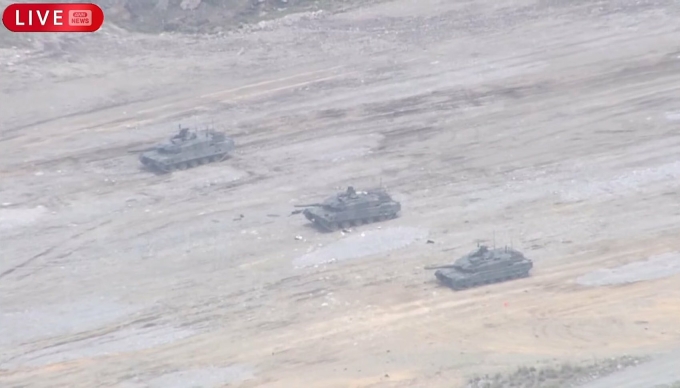 Chiếc Type 10 ở giữa dường như có nhiều bộ phận bị văng ra bên ngoài, phần sau thân xe bị sụt xuống. Ảnh: ANN News