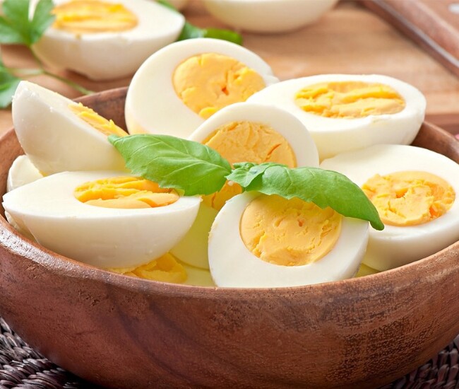 Trứng giàu protein giúp no lâu, hạn chế ăn vặt trong ngày. Ăn trứng vào buổi sáng còn hỗ trợ duy trì khối cơ và thúc đẩy trao đổi chất. Đây là lựa chọn đơn giản, dễ chế biến, phù hợp cho chế độ giảm cân lành mạnh.
