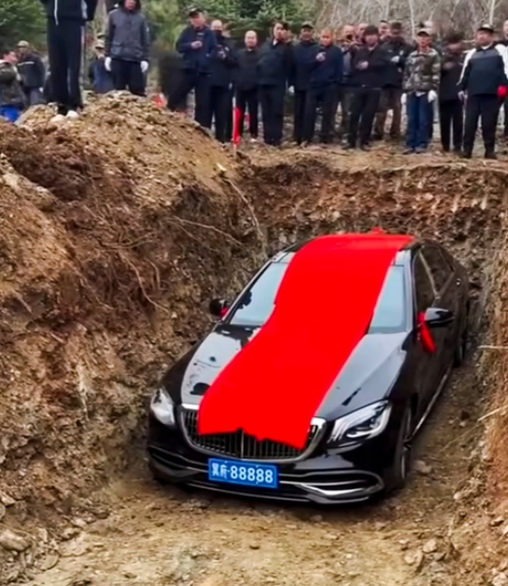 Chôn xe sang tiền tỷ theo người đã khuất, gia đình Trung Quốc gây phẫn nộ, bị xử lý và buộc xin lỗi công khai- Ảnh 1.