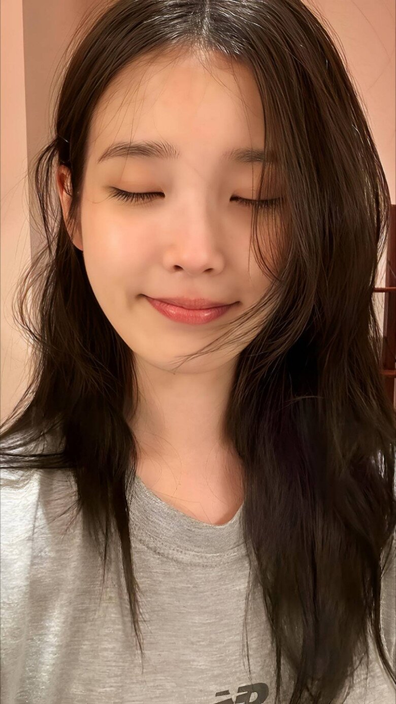 IU áp dụng phương pháp rửa mặt 424 giúp làm sạch sâu cho làn da.