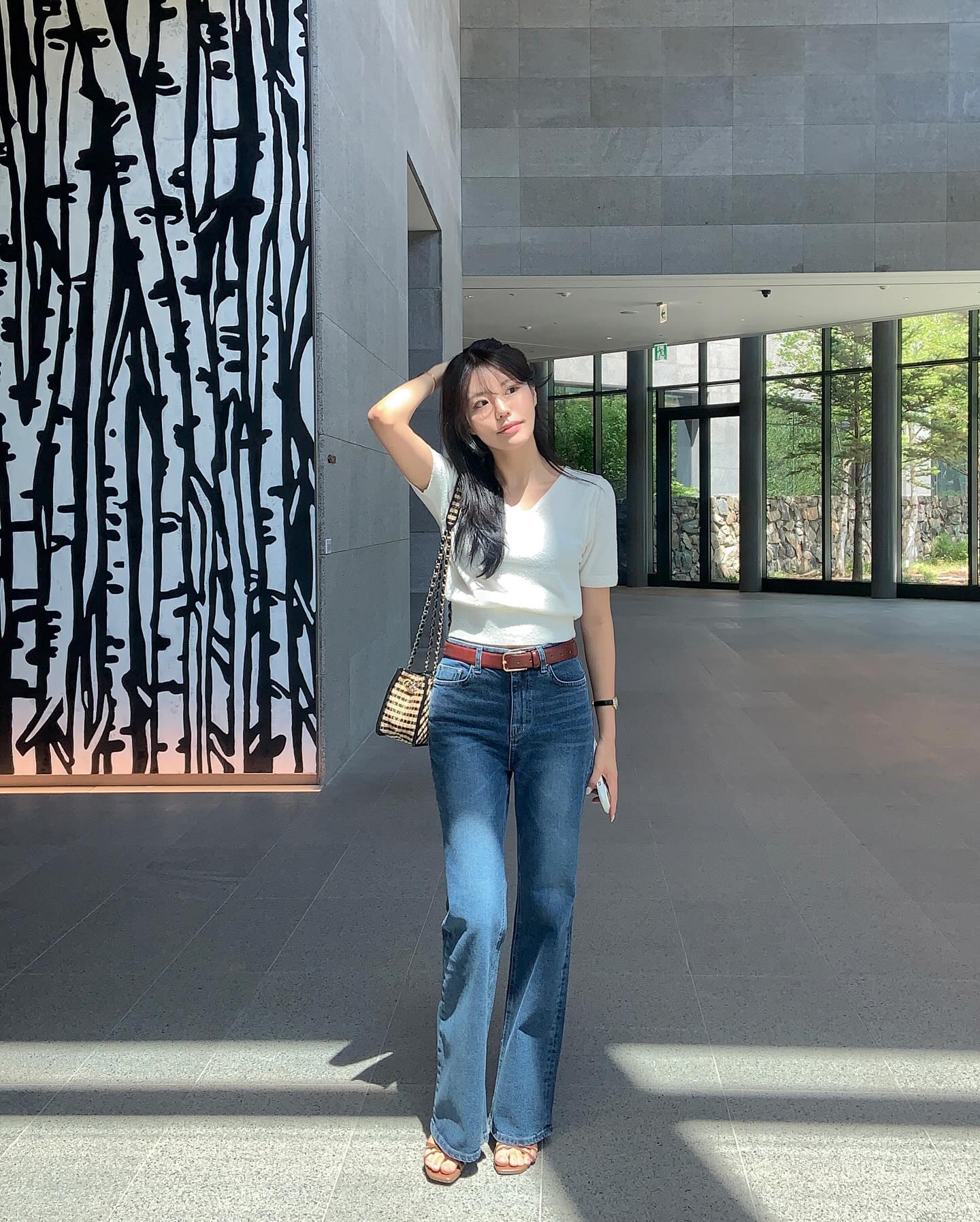 Mùa Hè chỉ cần 2 kiểu quần jeans này: Chị em mặc tôn chân dài miên man, đẹp chấp mọi hoàn cảnh - 3