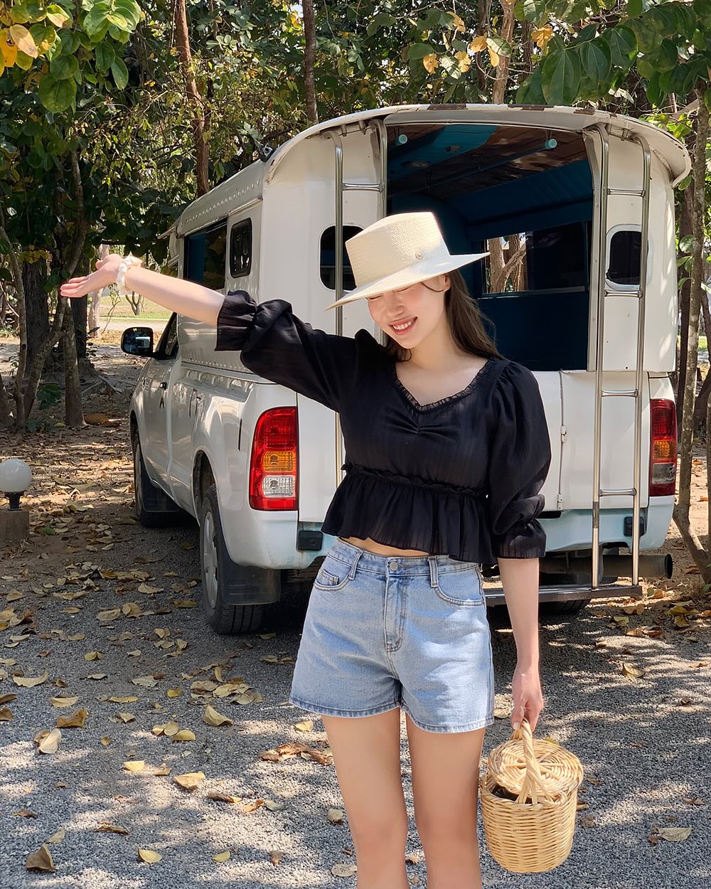 Mùa Hè chỉ cần 2 kiểu quần jeans này: Chị em mặc tôn chân dài miên man, đẹp chấp mọi hoàn cảnh - 7