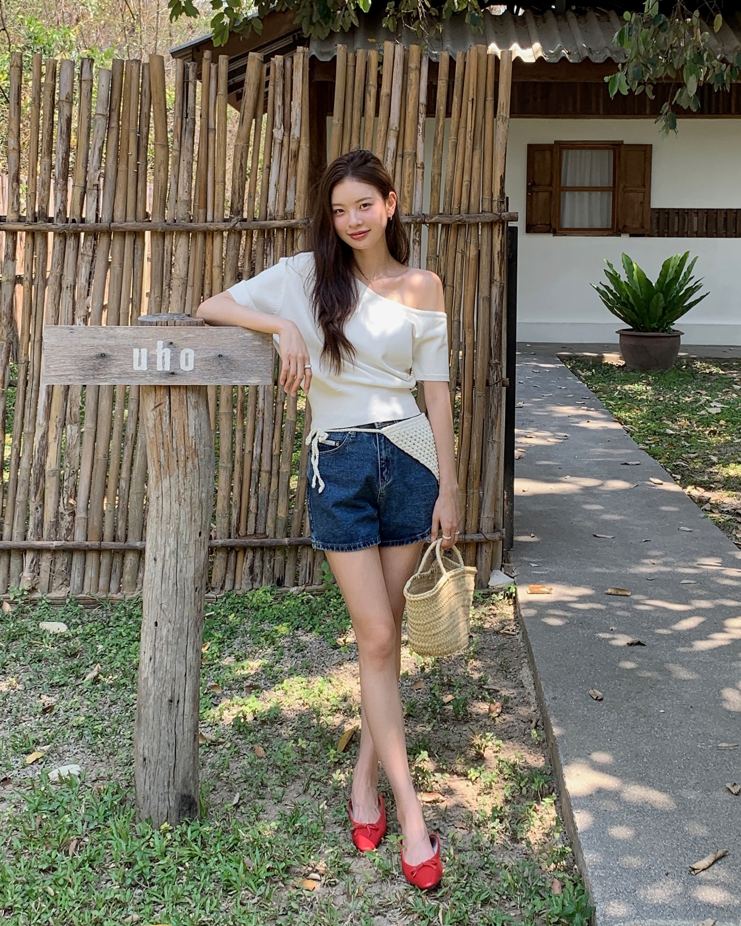 Quần short jeans là item giúp khoe chân và hack dáng hiệu quả trong mùa Hè. Thiết kế ngắn kết hợp cạp cao giúp vóc dáng trông cao ráo hơn. Khi phối cùng áo đơn giản, outfit trở nên năng động, trẻ trung và phù hợp nhiều hoàn cảnh.