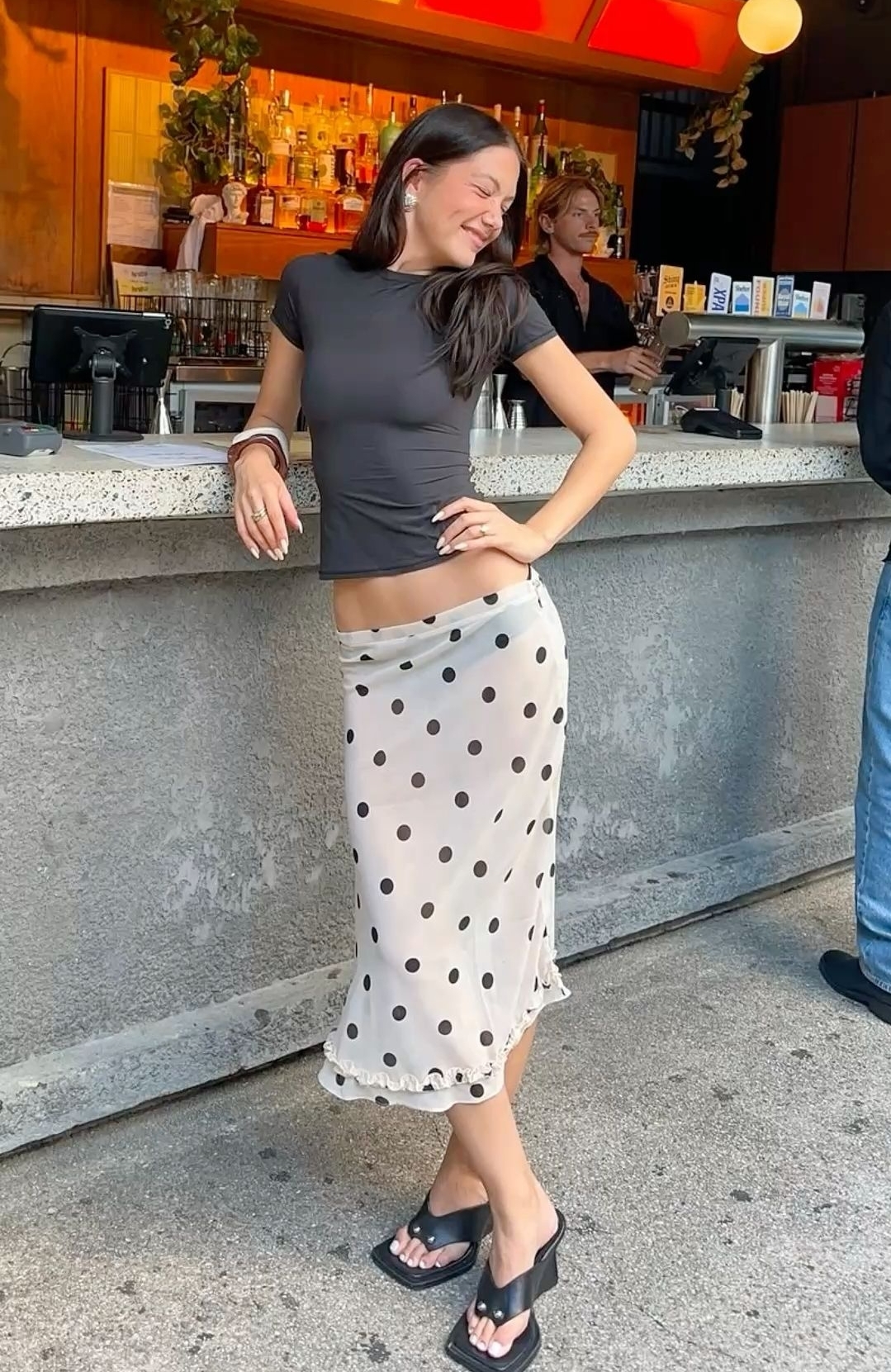 Váy chấm bi được xem là thiết kế vượt thời gian, mang hơi thở retro của thập niên 1950 - 1960. Họa tiết chấm bi nhỏ giúp cơ thể trông gọn hơn. Ngược lại chấm bi lớn tạo hiệu ứng cơ thể trông đầy đặn.